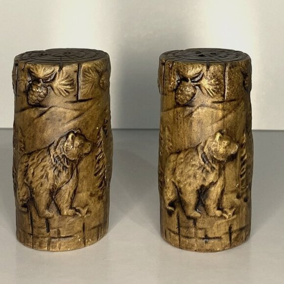 Vintage Ceramic Deet Buck Bear Cabin Scene Salt & Pepper Shakers - Picture 1 of 5